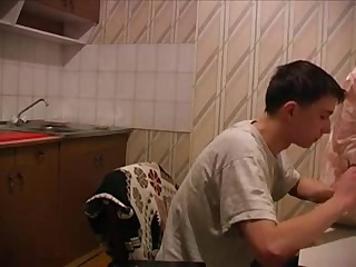 Молодой зеленый 18 летний студент на кухне раздвигает ноги опытной 40 летней хозяйке