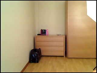 18 летняя русская шлюшка показывает прелести на камеру и дрочит письку пальцами